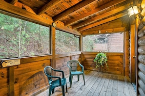 Interior - EV Charger l Hot Tub l Fireplace l Arcade l BBQ (Pigeon Forge)