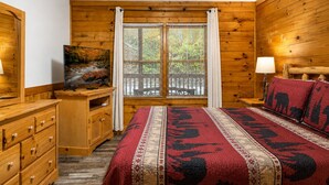 Ein Zimmer mit einem Bett, einem Schreibtisch, einem Fernseher und einem Fenster mit Jalousien.