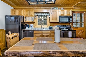 Fridge, microwave, oven, stovetop - EV Charger l Hot Tub l Fireplace l Arcade l BBQ (Pigeon Forge)