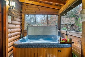 Indoor spa tub - EV Charger l Hot Tub l Fireplace l Arcade l BBQ (Pigeon Forge)