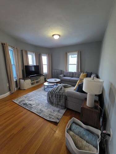 The Maverick Upstairs - Lux Apartment - Near Airport/Downtown - NEW!