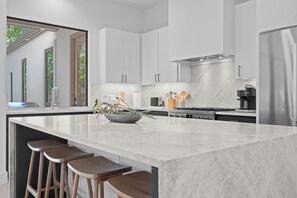 Mikrobølgeovn, ovn, kokeplater og oppvaskmaskin