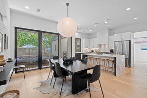 Four à micro-ondes, un four, surface de cuisson, lave-vaisselle