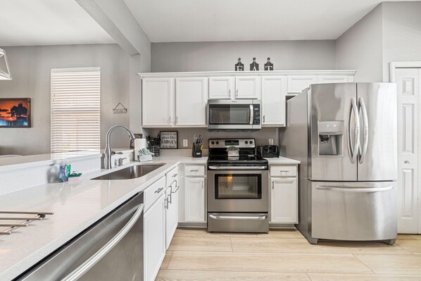 Réfrigérateur, four à micro-ondes, un four, surface de cuisson