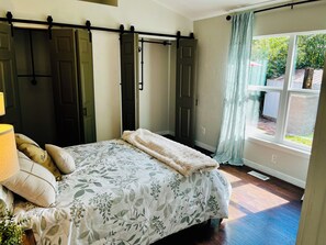 3 عدّة غرف نوم ومكواة/لوح كي وواي فاي وملاءات أسرّة