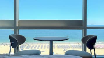 Phòng đôi Deluxe, quang cảnh bãi biển | Bàn, truy cập Internet không dây miễn phí