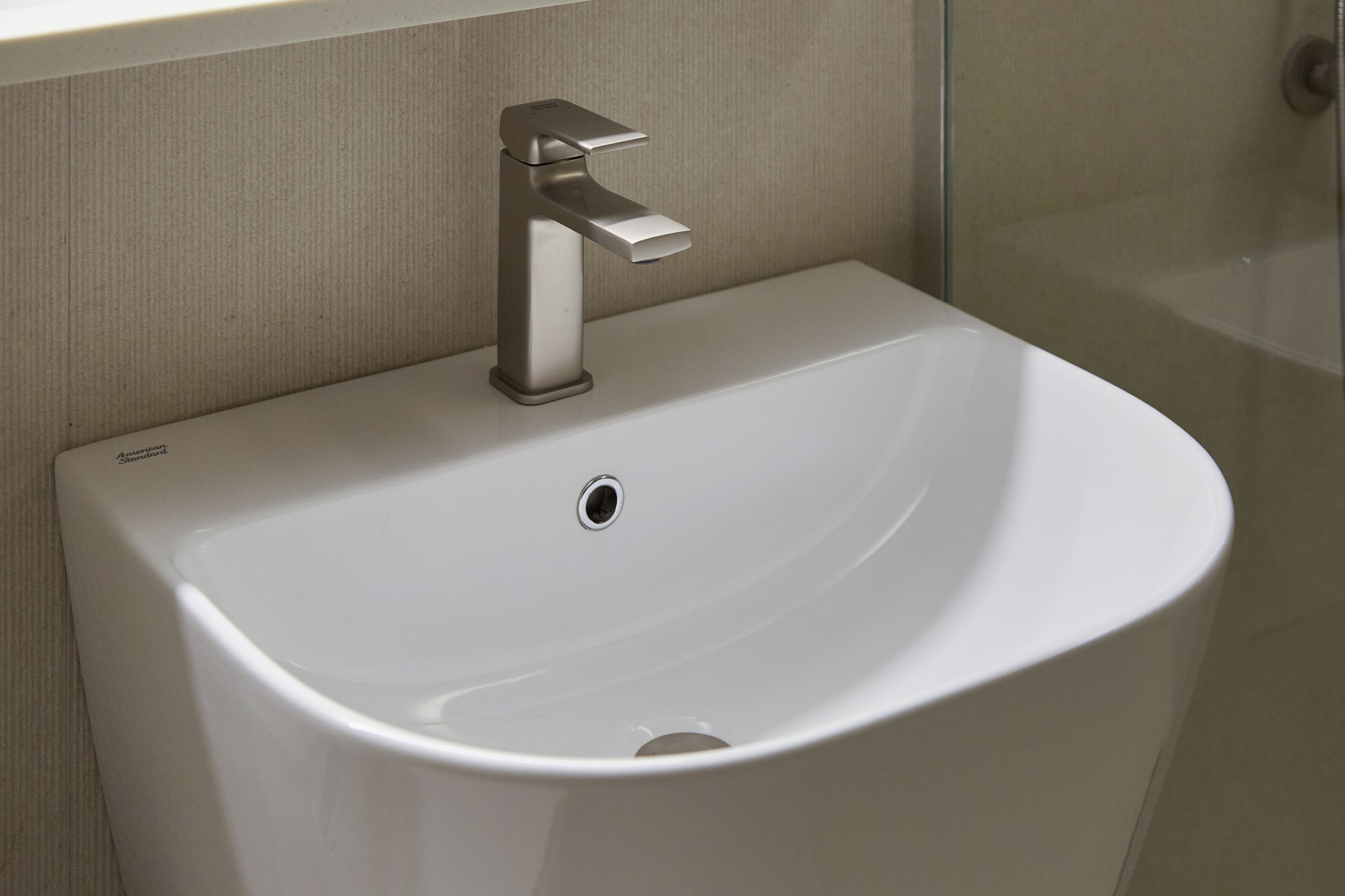 Un lavamanos blanco con un grifo moderno en un baño.