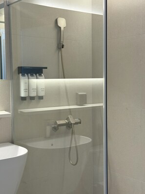 샤워 시설, 헤어드라이어, 타월, 샴푸