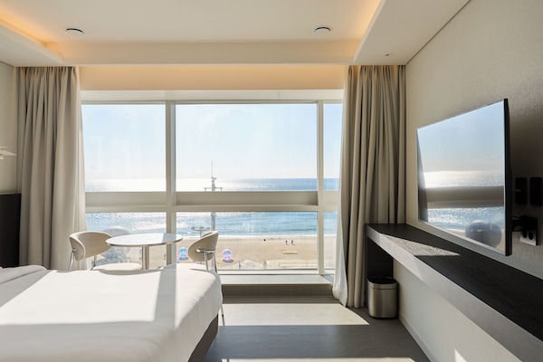 Deluxe Double Room, Beach View | Desk, soundproofing, WiFi (free)