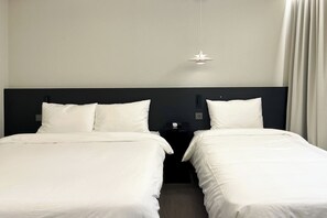 Deluxe Twin Room | Desk, free WiFi