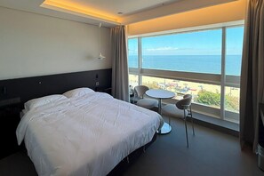 Phòng đôi Deluxe, quang cảnh bãi biển | Bàn, truy cập Internet không dây miễn phí 