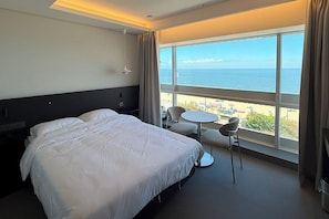 Phòng đôi Deluxe, quang cảnh bãi biển | Bàn, truy cập Internet không dây miễn phí