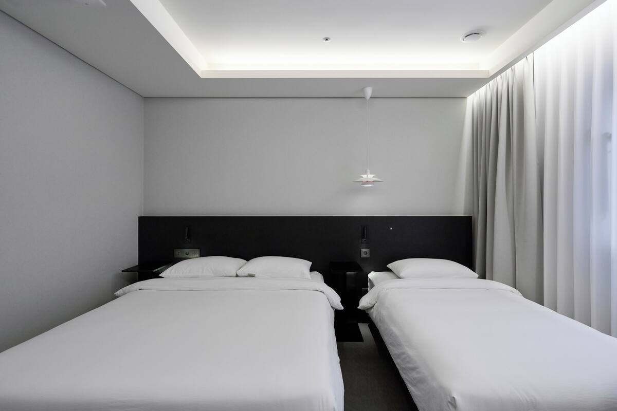 Deluxe Twin Room, Non Smoking, City View | Desk, soundproofing, WiFi (free)