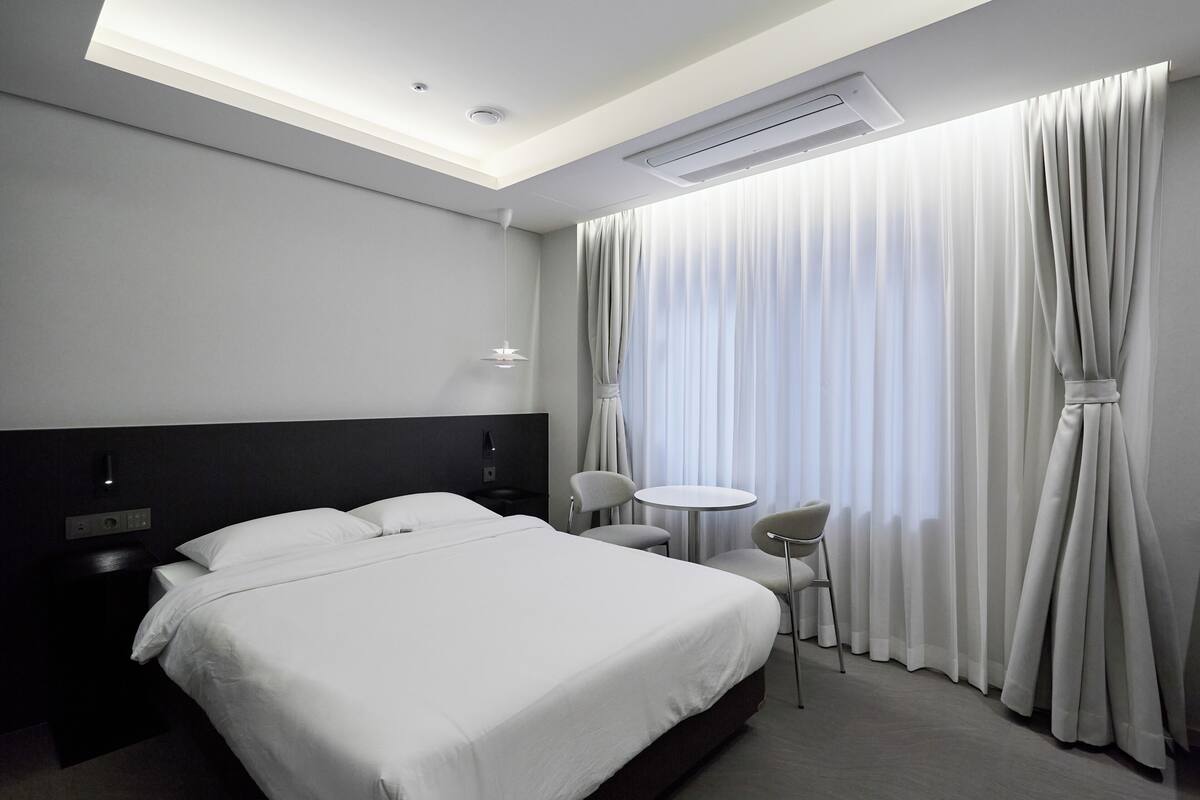 Deluxe Double Room, Non Smoking, City View | Desk, soundproofing, WiFi (free)