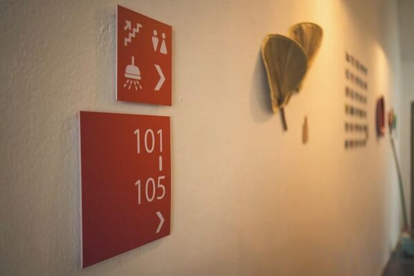Two red signs with numbers '101' and '105' indicating room numbers. - Carnarvon 73 (George Town)