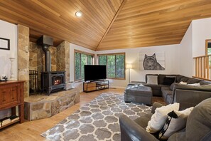 TV, peis, fotballspill og bordtennis