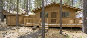 Timber 12 - Cabin, SHARC Passes + Walkable, Private Hot Tub