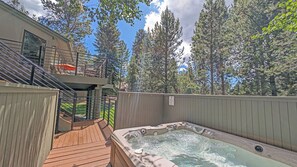 Outdoor spa tub - Tan Oak 15 - On Woodlands Golf Course, SHARC, Hot Tub (Sunriver)