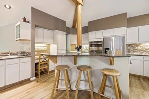 Kjøleskap, mikrobølgeovn, ovn og kokeplater