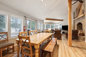 Dining - Tan Oak 15 - On Woodlands Golf Course, SHARC, Hot Tub (Sunriver)