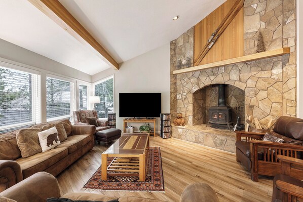 TV, fireplace - Tan Oak 15 - On Woodlands Golf Course, SHARC, Hot Tub (Sunriver)