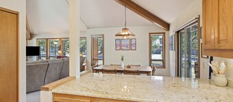 Tokatee 1 - Open & Bright, A/C, Hot Tub, Gas Fireplace
