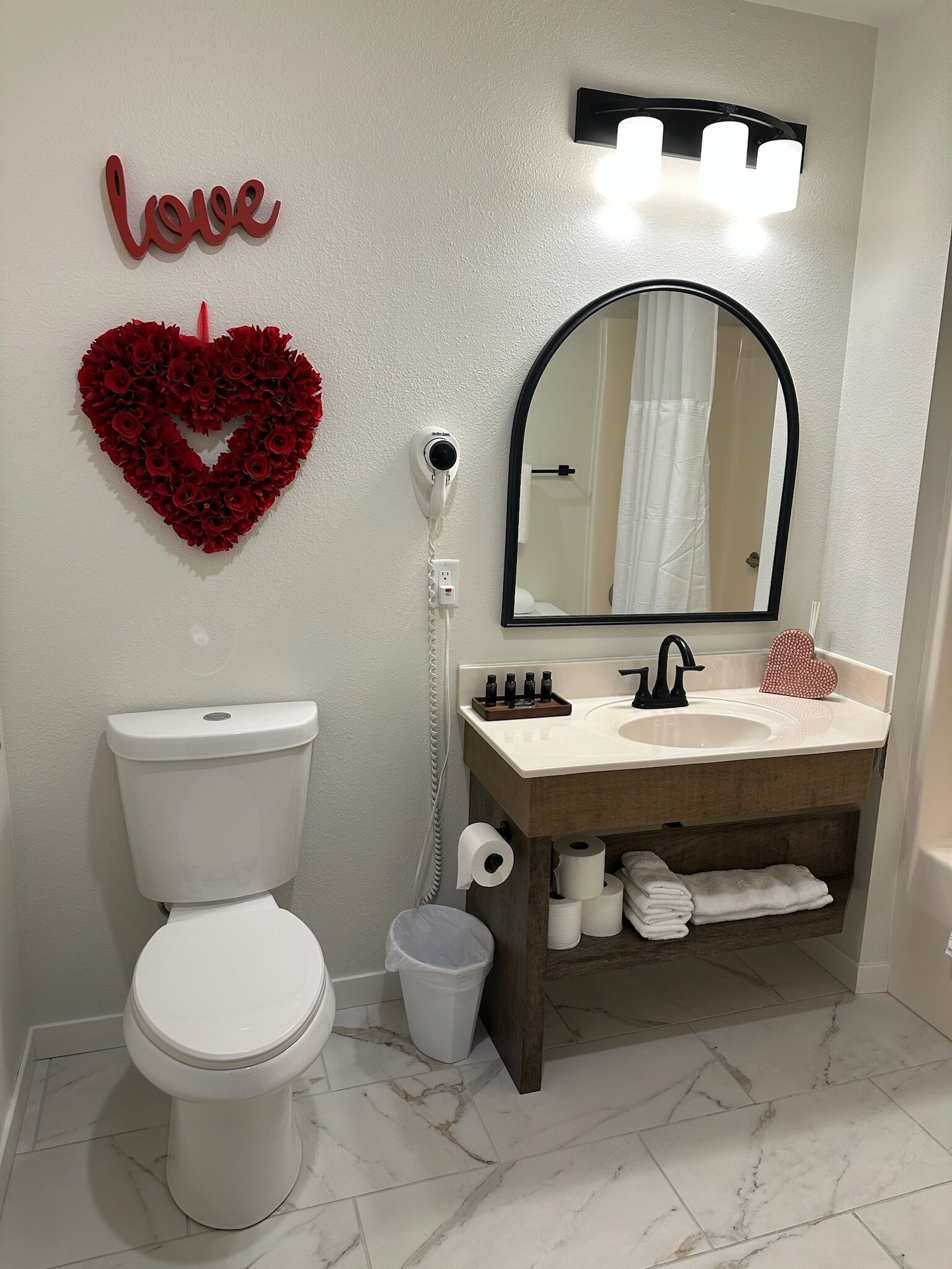 Chambre Lune de Miel, 1 très grand lit | Salle de bain