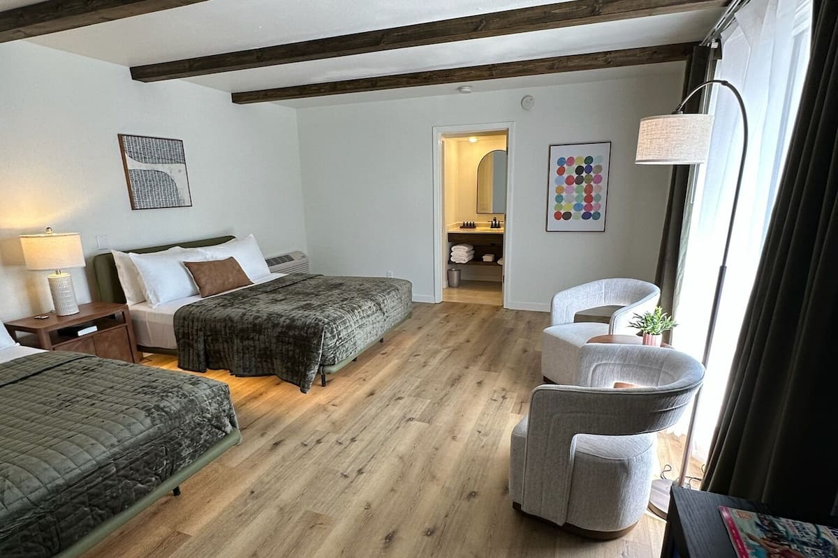 Doppelzimmer, 2 Queen-Betten, Nichtraucher, Zimmerreinigung | Kostenloses WLAN, Bettwäsche