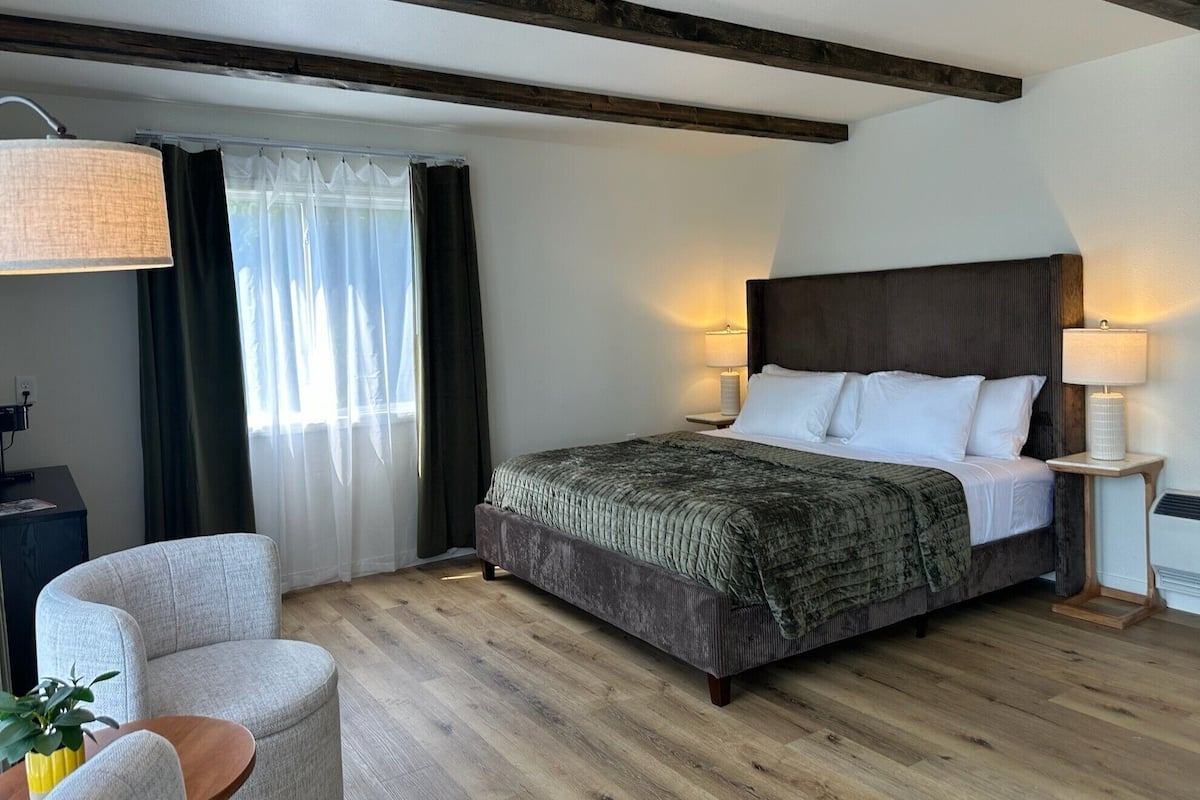 Zimmer, 1 King-Bett, Nichtraucher, Klimaanlage | Kostenloses WLAN, Bettwäsche