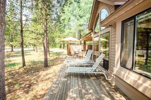 Terrace/patio - Summit View 5 - Updated Single Level, SHARC, A/C, Hot Tub (Sunriver)