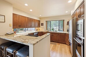 ثلاجة، ميكروويف، فرن، غسالة أطباق