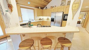 Fridge, microwave, oven, stovetop - Pyramid Mt 7 - Hot Tub, SHARC, Mountain Decor (Sunriver)