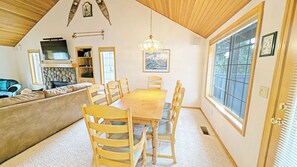 Dining - Pyramid Mt 7 - Hot Tub, SHARC, Mountain Decor (Sunriver)