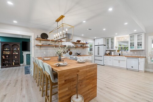 White Feathers Ranch on Brushy Creek, Event Space & Luxury Farmhouse Retreat.