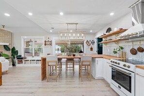 Een oven, een kookplaat, een vaatwasser