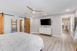 6 quartos, acesso à internet, roupa de cama