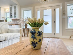 Een televisie en een open haard