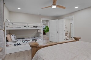 6 bedrooms, WiFi, bed sheets