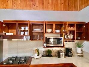 Réfrigérateur, four à micro-ondes, surface de cuisson, cafetiÚre-théiÚre