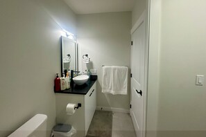 Bidet, toallas, jabón, papel de baño 