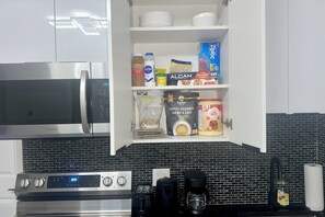 Microondas, horno, parrilla de estufa y lavavajillas 