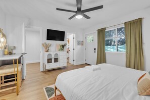 Desk, WiFi, bed sheets