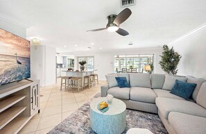 Smart TV - Caza Corazone - Tropical Oasis with Gulf Access (Cape Coral)