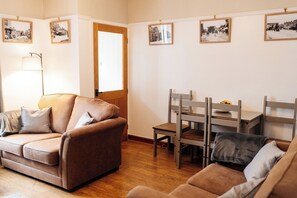 تلفزيون، مدفأة، مشغل دي في دي، كُتُب