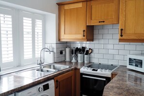 ثلاجة، ميكروويف، فرن، موقد طهي مسطح