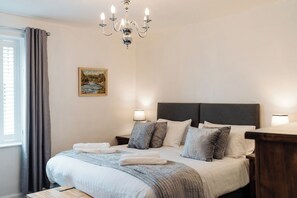 2 habitaciones, tabla de planchar con plancha, cuna de viaje y wifi 