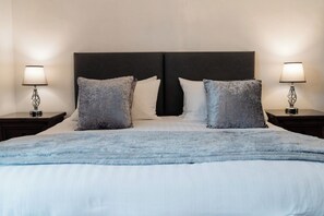 2 عدّة غرف نوم ومكواة/لوح ك�ي وسرير سفر وواي فاي