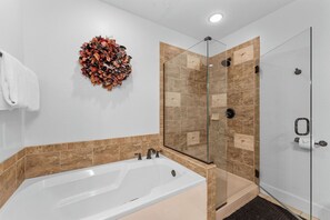 Shower, towels - Big Bear Getaway w/ Views (Branson)