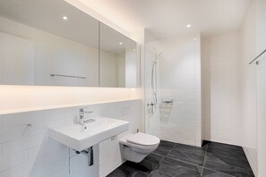 Hair dryer, towels - Blueground | Basel-Vorstaedte, view, nr Kunstmuseum (Basel)