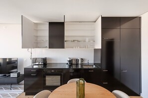 Kühlschrank, Mikrowelle, Ofen, Herdplatte